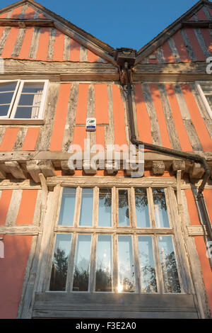 Edificio medievale, dettaglio esterno di un tradizionale edificio medievale a graticcio nel villaggio di Lavenham, Suffolk, Inghilterra. Foto Stock