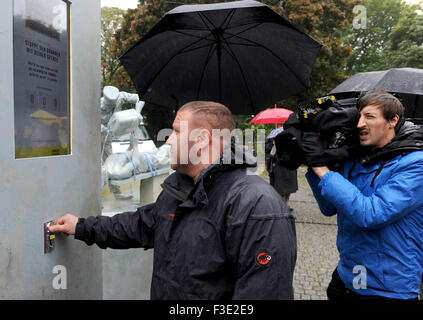 Bremen, Germania. 06 ott 2015. Vittima di Guantanamo Murat Kurnaz(L) prende parte alla cerimonia di inaugurazione per l'installazione temporanea contro la tortura, Fontana contro la tortura, ' in Bremen, Germania, 06 ottobre 2015. La fontana scultura è suggestiva della famigerata pratica di waterboarding. Il lavoro può essere visto fino al 12 ottobre 2015 nella parte anteriore del gruppo Bremer Theater e è di servire come un promemoria che le persone vengono torturati in tutto il mondo, nonostante il divieto internazionale. Il flusso di acqua viene momentaneamente interrotto se si getta un euro nella casella a sostegno di Amnesty International. © dpa pictur Foto Stock