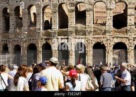 Un folto gruppo di turisti al di fuori il Colosseo o Anfiteatro Flavio, Roma, Italia. Foto Stock