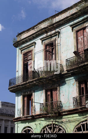 Uno dei molti splendidi vecchi decadendo edifici coloniali spagnoli per le strade di La Habana, nella Repubblica di Cuba Foto Stock