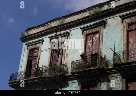 Uno dei molti splendidi vecchi decadendo edifici coloniali spagnoli per le strade di La Habana, nella Repubblica di Cuba Foto Stock