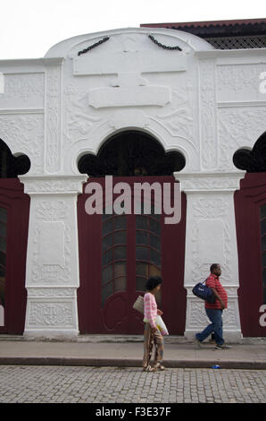 La gente a piedi passato un bellissimo e ben conservato edificio art deco nella zona turistica di L'Avana, Repubblica di Cuba Foto Stock