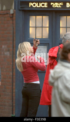 Londra, UK, 5th, Aug 2005: Billie Piper e David Tennant filmare scene per Dr Who a Londra Foto Stock