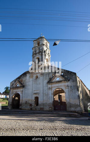 Un aquilone è appeso a un filo di telefono nella parte anteriore di un antica chiesa in Trinidad, Sancti Spiritus provincia della Repubblica di Cuba Foto Stock