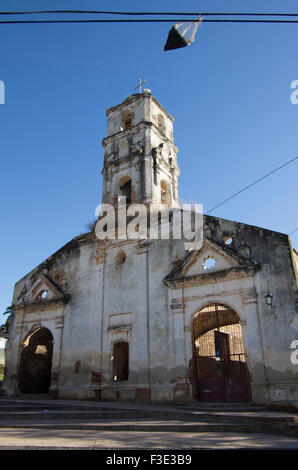 Un aquilone è appeso a un filo di telefono nella parte anteriore di un antica chiesa in Trinidad, Sancti Spiritus provincia della Repubblica di Cuba Foto Stock