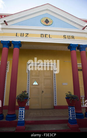 Colorato Luz del Sur edificio in Trinidad, una città del centro di Cuba si trova nella provincia di Sancti Spiritus Foto Stock