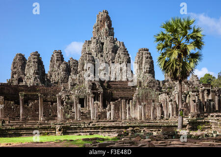 Le rovine del tempio Bayon con molte facce di pietra, Angkor parco storico, Cambogia. Foto Stock