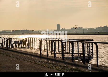 Autunno sunrise Albert Dock Londra, England, Regno Unito Foto Stock