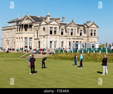 Il vecchio corso e clubhouse a St Andrews in Scozia con i golfisti mettendo sul diciottesimo foro prima di Alfred Dunhill Links Championship Foto Stock