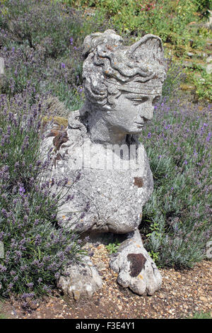 Sphinx statua di pietra in stile greco, il corpo di un leone e una graziosa testa femmina e potente seno Foto Stock