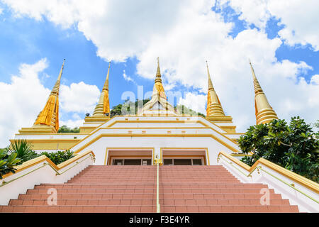 Grande scalinata che conduce alla pagoda d'oro 5. Foto Stock