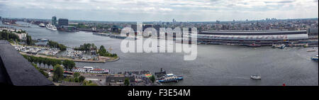 Cucitura di panorama del centro cittadino di Amsterdam, il porto , Stazione Centrale, visualizzazione a sud e ad est, girato da un grattacielo Foto Stock