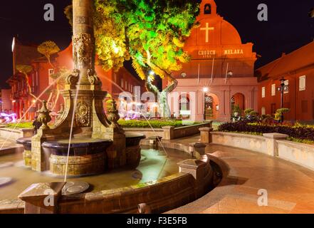 Malacca, Malesia - 09 agosto 2014: vista notturna della Chiesa di Cristo e la piazza olandese il 09 agosto 2014, Malacca, Malaysia. Foto Stock