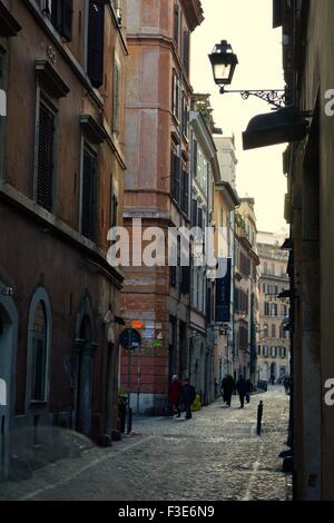 Street nel quartiere Monti di Roma, Italia al mattino Foto Stock