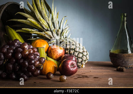Molti frutti messi insieme su un vecchio legno. Foto Stock