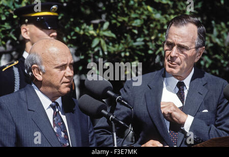 Washington, DC. 9-24-1990 Presidente George H.W. Bush offre commento al passo carraio sul prato sud della casa bianca dopo un incontro con la F.W. de Klerk presidente del Sud Africa. Le Riunioni alla Casa Bianca, che è durato più di due ore, è stata la prima tale scambio tra un leader sudafricano e un Presidente americano dal 1945. Foto Stock