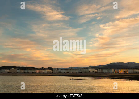 Esplanade a Llandudno sotto il cielo al crepuscolo Foto Stock