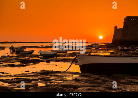 La Caleta Beach barche sunset Cadice Andalusia Spagna Foto Stock