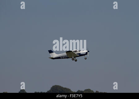 Propulsori singolo aeromobile leggero arrampicata poco dopo il decollo da aeroporto di Wolverhampton. Regno Unito Foto Stock