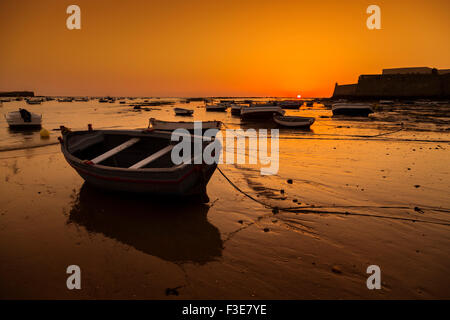 La Caleta Beach barche sunset Cadice Andalusia Spagna Foto Stock
