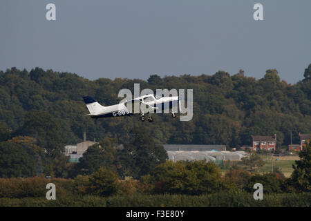 Propulsori singolo aeromobile leggero arrampicata poco dopo il decollo da aeroporto di Wolverhampton. Regno Unito Foto Stock