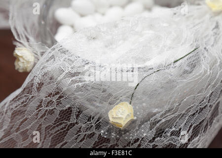 Elegante Bomboniera decorata con fiori artificiali Foto Stock