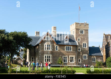 Inghilterra, Ramsgate. Il Grange, casa e la Torre progettata da Augusto Pugin nel revival gotico di stile. Casa, Prato e persone sul prato. Foto Stock