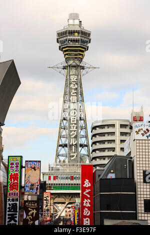 Osaka, Shinsekai, famoso punto di riferimento e simbolo di Naniwa, la Torre Tsutenkaku, conosciuta anche come la Torre Eiffel di Osaka. Torre in acciaio con un deck di visualizzazione. Foto Stock