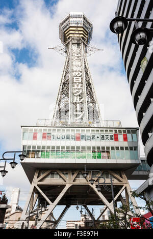 Osaka, Shinsekai, famoso punto di riferimento e simbolo di Naniwa, la Torre Tsutenkaku, conosciuta anche come la Torre Eiffel di Osaka. Torre in acciaio con un deck di visualizzazione. Foto Stock