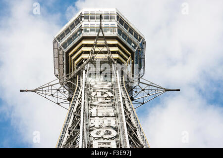 Osaka, Shinsekai, famoso punto di riferimento e simbolo di Naniwa, la Torre Tsutenkaku, conosciuta anche come la Torre Eiffel di Osaka. Torre in acciaio con un deck di visualizzazione. Foto Stock