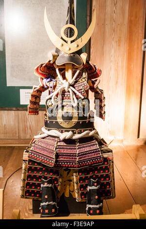 Kumamoto castello giapponese, un vestito di rosso e nero corazza samurai per un warlord sul display in Sukiyamaru hall. Foto Stock