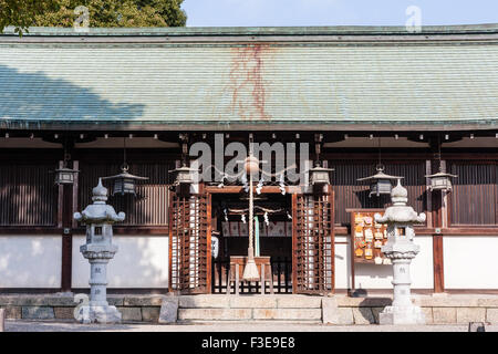 Giappone, Yamato Koriyama, castello. Yanagisawa sacrario scintoista, lanterne di pietra e haiden, sala principale con lanterne in ferro appesa al tetto. Foto Stock