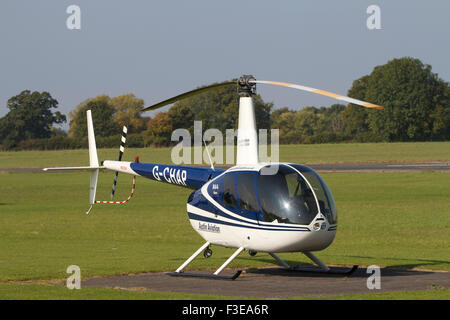 Elicottero parcheggiato su erba. Aeroporto di Wolverhampton. Regno Unito Foto Stock