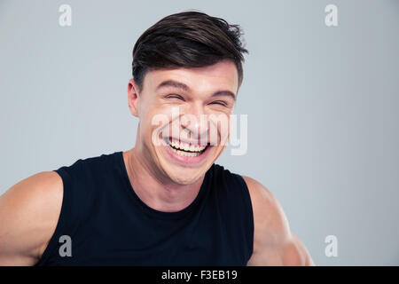 Ritratto di un uomo divertente ridere isolato su uno sfondo bianco Foto Stock