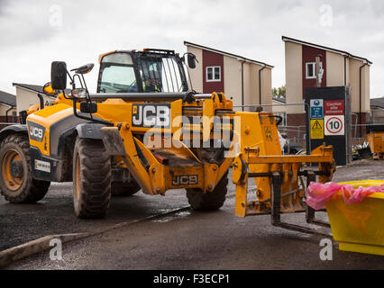 Impianti pesanti e attrezzature JCB sollevamento saltare all'ingresso del sito Prospect Homes; Case in costruzione a Buckshaw Village, Chorley, Lancashire, Regno Unito Foto Stock