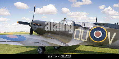 La grazia Spitfire ML407 a Sywell Aerodrome, Northampton, Inghilterra Foto Stock