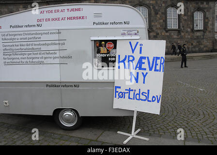 Copenhagen, Danimarca. Il 6 ottobre, 2015. La gente di demoni nuovo inizio unempolyment legge sulla aprliamnt danese in apertura di giornata christiansborg slts plads Credito: Francesco Dean/Alamy Live News Foto Stock