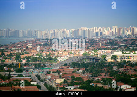 Centro di Fortaleza, ponte José Martins Rodrigues (Ponte José Martins Rodrigues) sul fiume Ceara, Rede CUCA, grattacieli a Iracema, Ceara, Brasile Foto Stock