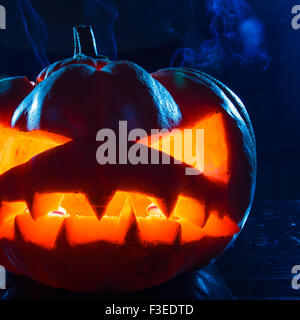 Terribile zucca su sfondo nero Foto Stock