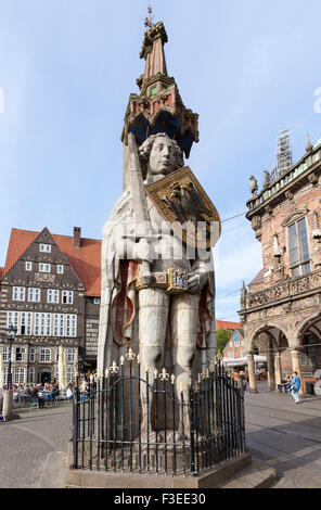 Medievale famosa statua di Roland di fronte al Municipio di Brema Foto Stock
