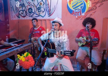 Band che suona musica Forro in Jericoacoara, Brasile Foto Stock