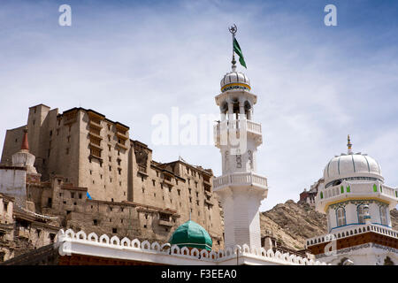 India, Jammu e Kashmir, Ladakh Leh, città vecchia, il palazzo e Jamia Masjid minareto dal Bazaar Principale Foto Stock