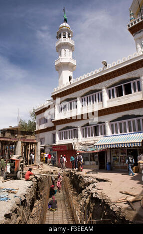 India, Jammu e Kashmir, Ladakh Leh, città vecchia, miglioramenti civici, nuova cucitrice essendo costruito di fronte Jamia Masjid Foto Stock