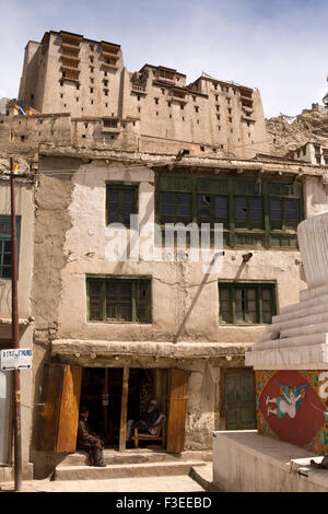India, Jammu e Kashmir, Ladakh Leh, palazzo sulla collina sopra la città vecchia case nella zona di conservazione Foto Stock