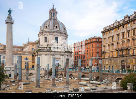 Colonna Traiana e Santa Maria di Loreto chiesa in Roma, Italia Foto Stock