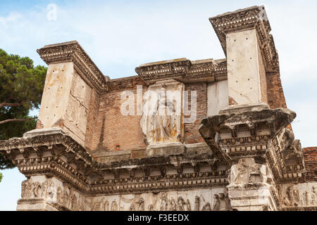 Rimane del peristilio del Tempio di Minerva che definisce il Foro di Nerva a Roma, Italia Foto Stock