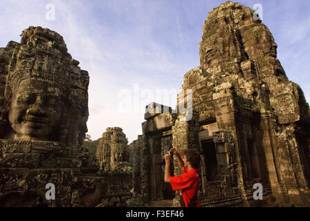 Le facce del tempio Bayon. Angkor Thom. Il Bayon è stato costruito quasi cento anni dopo Angkor Wat. La struttura di base e earli Foto Stock