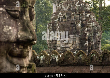 Le facce del tempio Bayon. Angkor Thom. Angkor Thom fu costruito come un quadrato i cui lati eseguire esattamente da nord a sud e Foto Stock