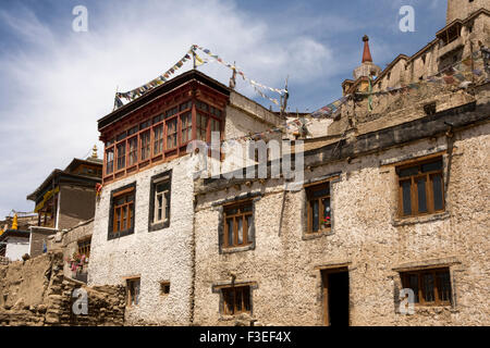 India, Jammu e Kashmir, Ladakh Leh, preghiera bandiere su finestre in legno sulla parte superiore dei tradizionali Old town house Foto Stock