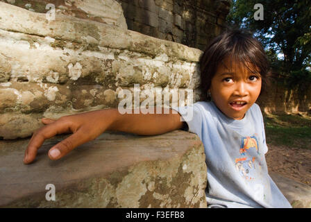 I bambini a giocare all'interno del Preah Khan Temple. Preah Khan, il significato di "acred spada", è un enorme, altamente esplorabili complesso monastico Foto Stock